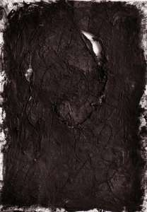 Giuseppe Spagnulo, Le mie rose, le tue rose, 2003, sabbia di vulcano, ossido di ferro, carbone su carte sovrapposte, cm 213x150