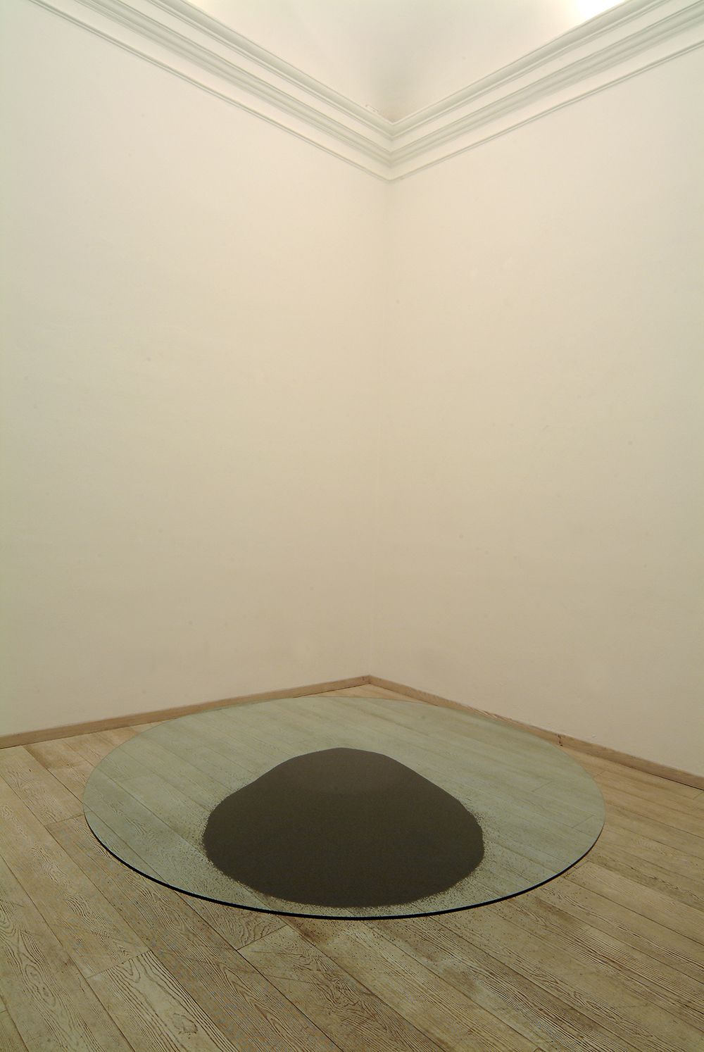 Contatto, 2005, vetro e pallini di metallo nero, Ø cm 216 - sala III