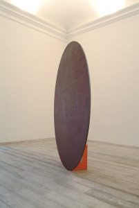 Disco in equilibrio, 2005, ferro e magnete, Ø cm 225