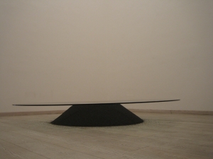 Contatto, 2005, vetro e pallini di metallo nero, Ø cm 216