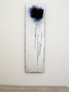 Sguardo sospeso, 2006, tecnica mista, ardesia, alluminio su tavola, cm 250x70