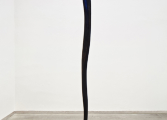 Nunzio, Senza titolo, 1986, piombo, legno combusto e pigmento blu al vertice, cm 225x80x60