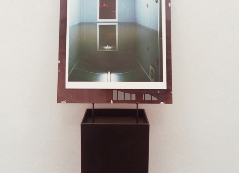 Tramonto, 1992/2019, fotografia sotto vetro, struttura in ferro e olio nero, cm 92x37,5x17