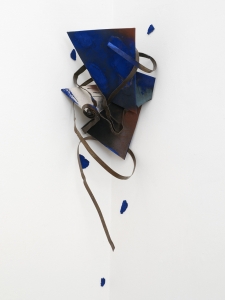 Attira all’interno, 2006, tecnica mista su tela e ferro, cm 114x40