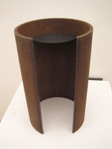 Camera spaziale, 2005, ferro e disco in acciaio, cm 40x35