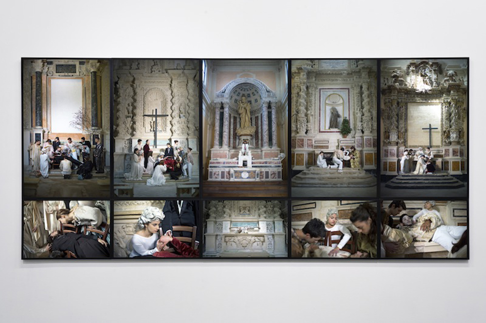 Atto unico sulla morte in cinque compianti, 2012, performance per un pubblico rinchiuso (posti limitati). Chiesa di San Francesco della Scarpa (LE), cinque foto cm 100x63 – cinque foto cm 42x63