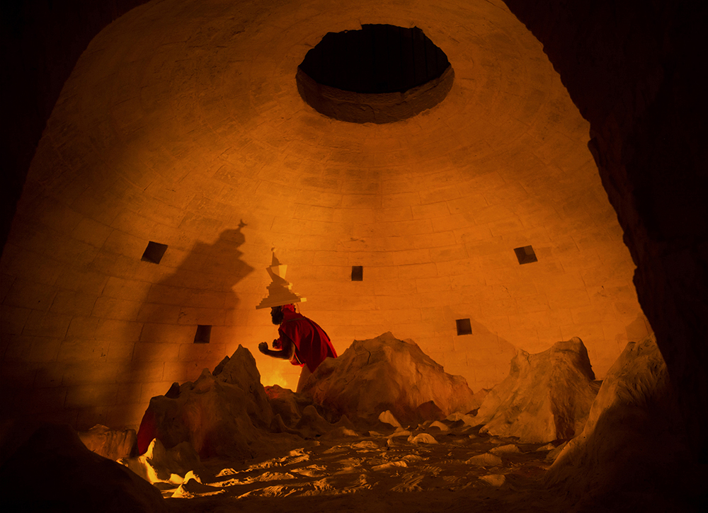I re del mondo sotto il cielo di terra, 2014, performance per uno spettatore alla volta, accompagnato. Castello di Acaya, Vernole (LE), cm 100x150 e cm 50x70