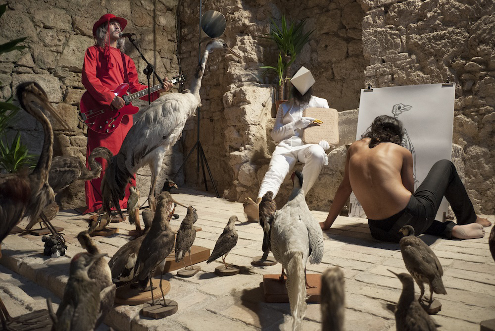 Tradurre l'incanto agli uccelli, 2012, performance per un solo spettatore alla volta, accompagnato. Antiche Scuderie, Fortezza e Museo delle Armi, Civitella del Tronto (TE), cm 100x150