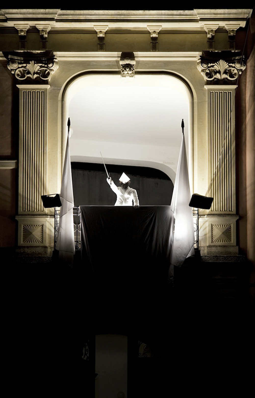 Trema profano trema, 2010, performance inattesa per il pubblico del concerto di Patrick Watson. Palazzo del municipio, Monteroni di Lecce (LE), cm 150x96