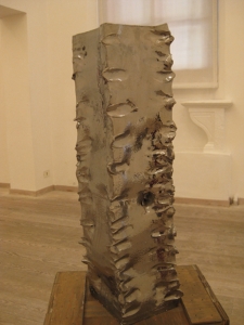 Giacinto Cerone, Senza titolo, 1994, maiolica dipinta in platino, cm 69x15