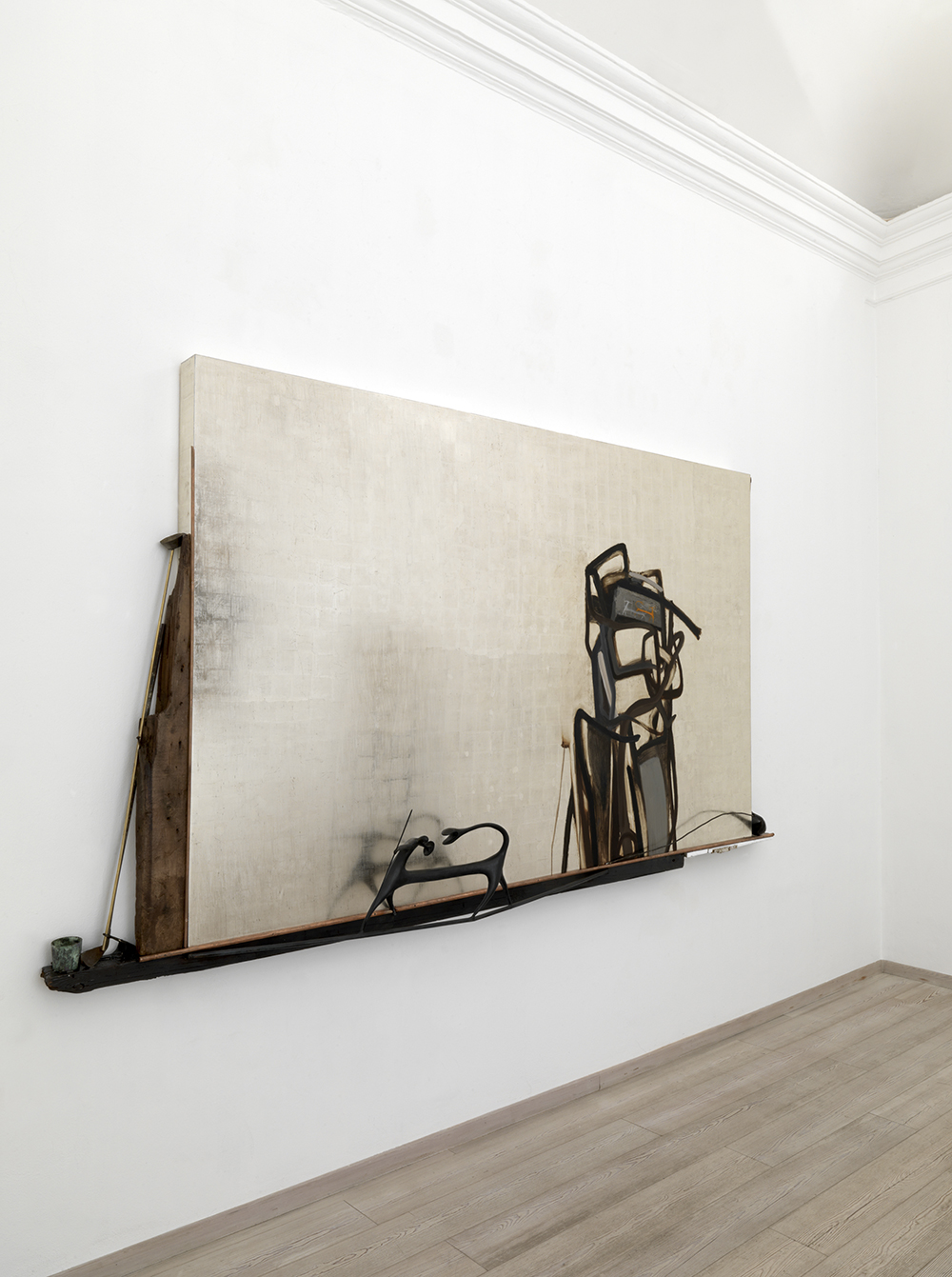 L’occhio di Narciso, 2009, foglia d’oro bianco su legno e tecnica mista, cm 337x183x30