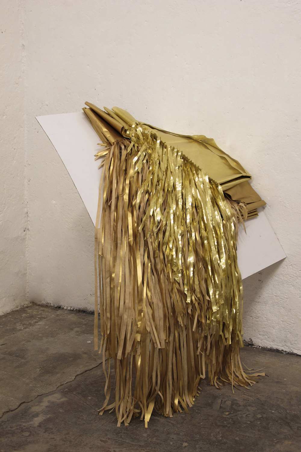 Gianni Moretti, La prima stanza, 2011, gambe di tavolo, forex, carta velina, lycra e carta di cioccolatino, dimensione ambiente