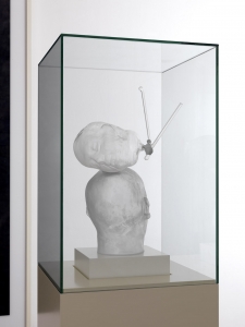 Ex voto XX della serie Art is the better life, 2010, scultura in vetro, vetrina di vetro su base di legno laccato, cm 190x40x40