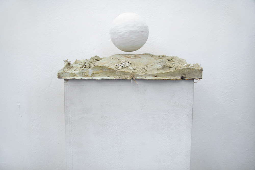 Giovanni Di Giovanni, Introspezione magnetica, 2016, gesso e sistema magnetico, cm 25x25