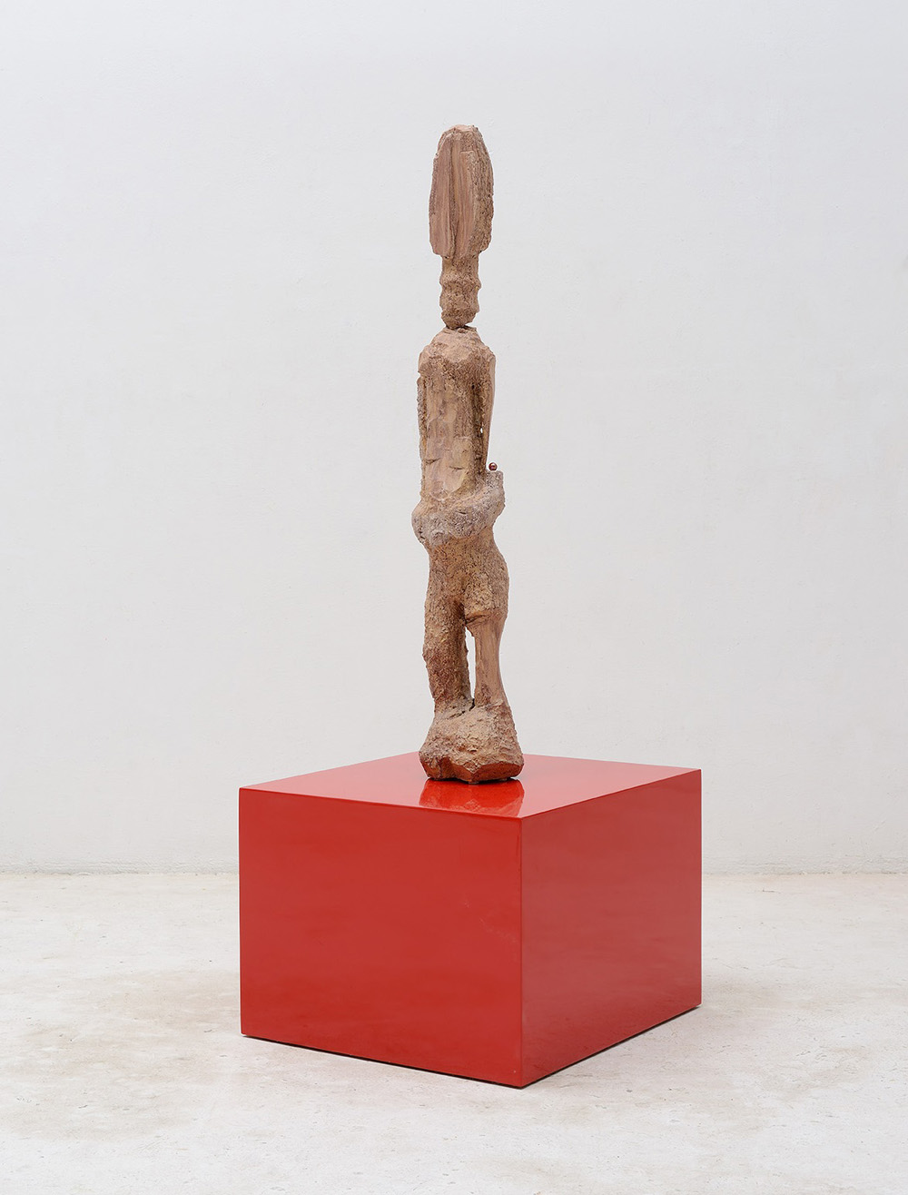 Luigi Carboni, Ritratto, 2017, legno e terra dipinta con acrilico su base in legno smaltato, cm h 220x80x86