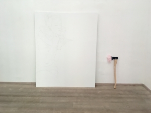Ilaria Minelli, Mentita, 2018, installazione, matita su carta laminata, scure e piume di struzzo, dimensione ambiente