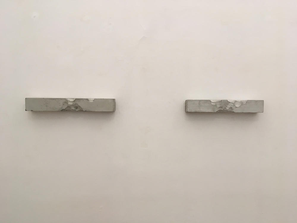 Zuhwei Li, Senza titolo, 2018, cemento, cm 8x8x50 e cm 8x8x46