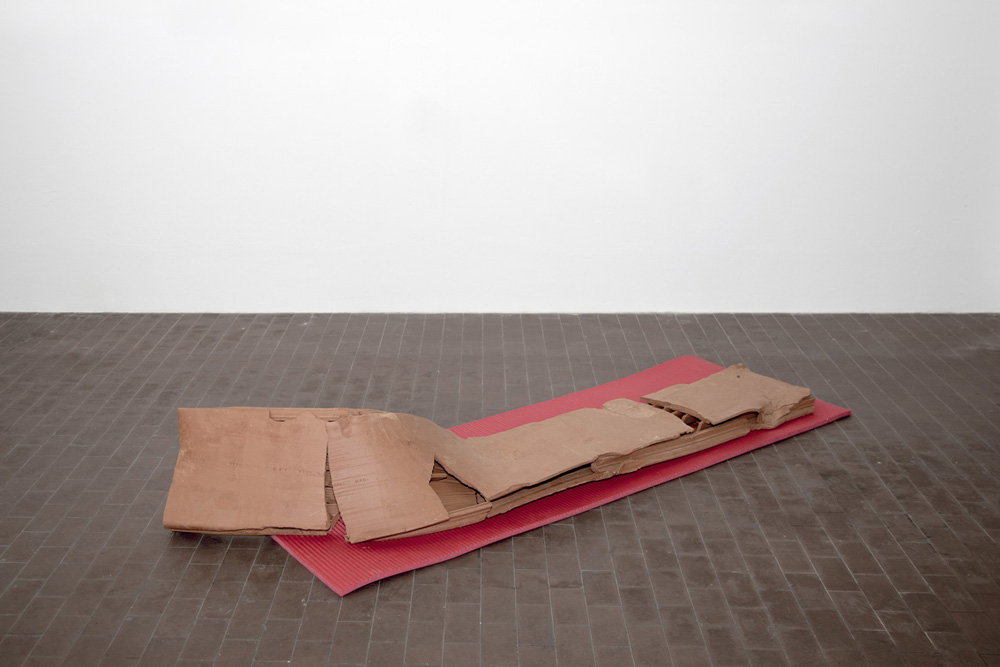 Giovanni Termini, Esercizi di rottura, 2017, terracotta e materassino da palestra, cm 70x210x40