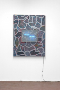 Davide Mancini Zanchi, Astrazione futile che attira le zanzare, 2018, quadro estroflesso, zanzariera e neon, cm 125x95