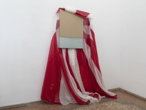 Giovanni Termini, Caduta libera, 2011, paracadute in nylon, legno MDF e vetro, installazione dimensioni variabili