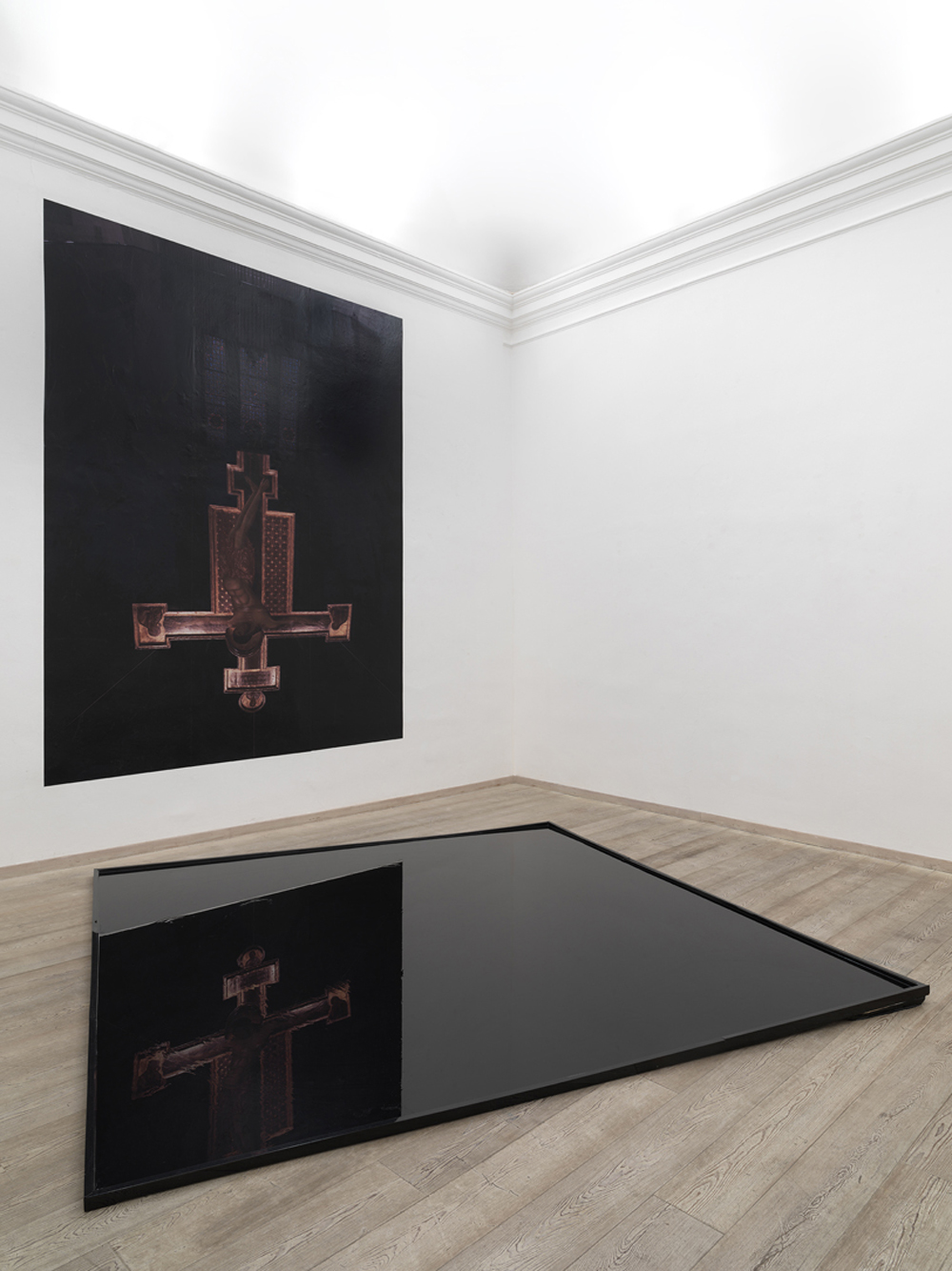 sala II - Installazione d’olio 
Cimabue 2, Chiesa di San Domenico, Arezzo, 2014, stampa fotografica e vasca d’olio, dimensione ambiente