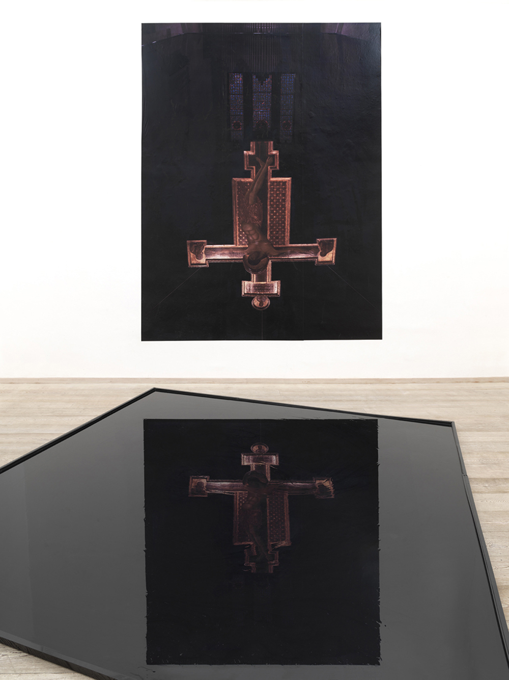 sala II - Installazione d’olio 
Cimabue 2, Chiesa di San Domenico, Arezzo, 2014, stampa fotografica e vasca d’olio, dimensione ambiente