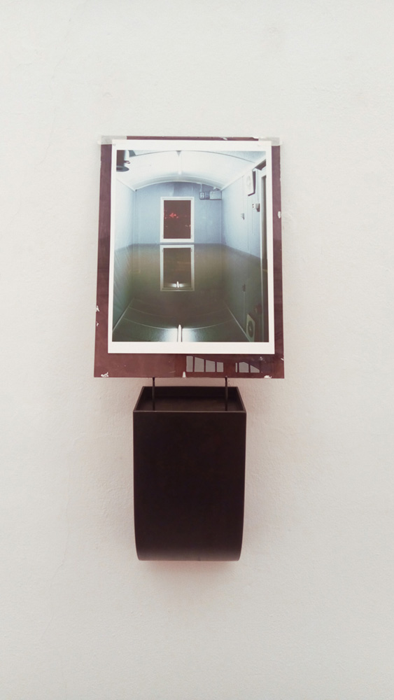 Tramonto, 1992/2019, fotografia sotto vetro, struttura in ferro e olio nero, cm 92x37,5x17