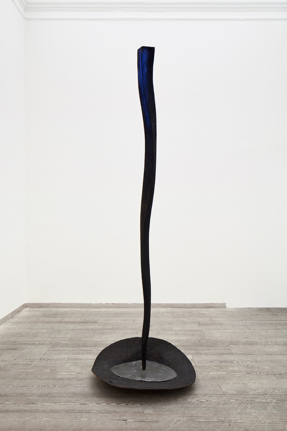 Nunzio, Senza titolo, 1986, piombo, legno combusto e pigmento blu al vertice, cm 225x80x60