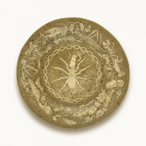 Umberto Chiodi, Piatto del prigioniero (Ragni e insetti), 2020, incisione su piatto in ottone, cm 28 ø