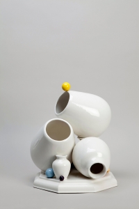 Andrea Salvatori, Accumulo con sfera gialla, 2015, ceramica, cm 32x28x28