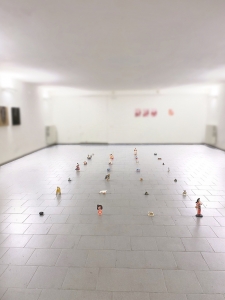 Miriam Spaggiari, Untitled (a walk through memories), 2023-in corso, installazione di 28 souvenirs, dimensioni variabili