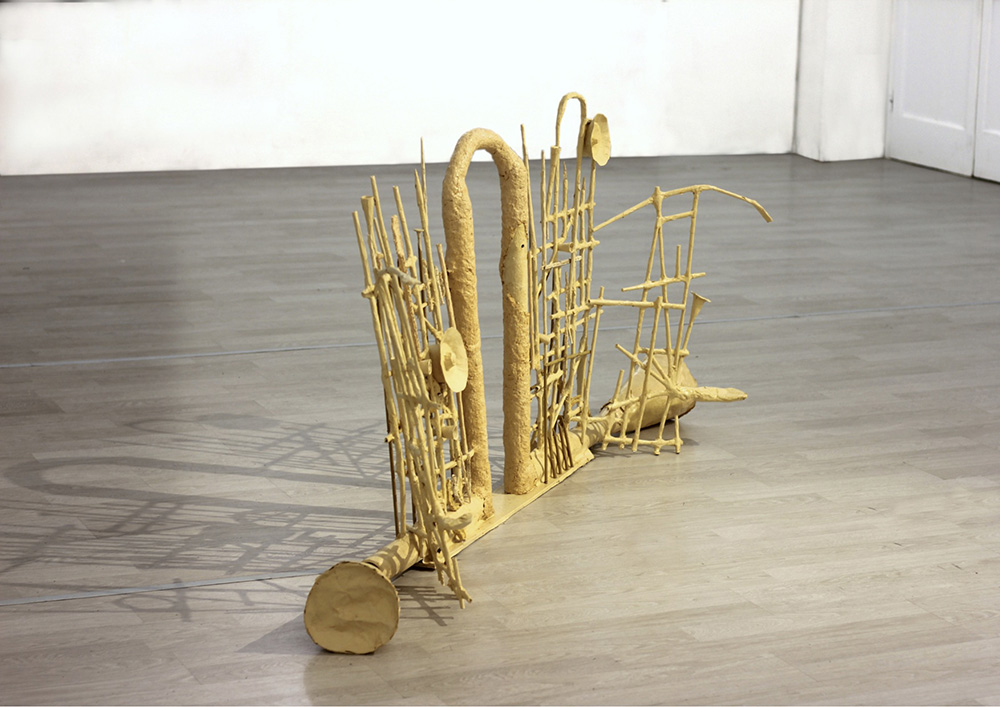 Cristiano Zanini, Alle mura del miraggio, 2026, cartapesta, legno, cm 100x200x60
