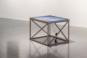 Claudia Amatruda, Tank n. 1, “Good Use of My Bad Health”, 2024,
vasca in alluminio cm 60x80x2, acqua distillata, stampa adesiva in PVC, base in legno di faggio, sistema di vibrazione elettronico a batteria, cm 50x80x60
